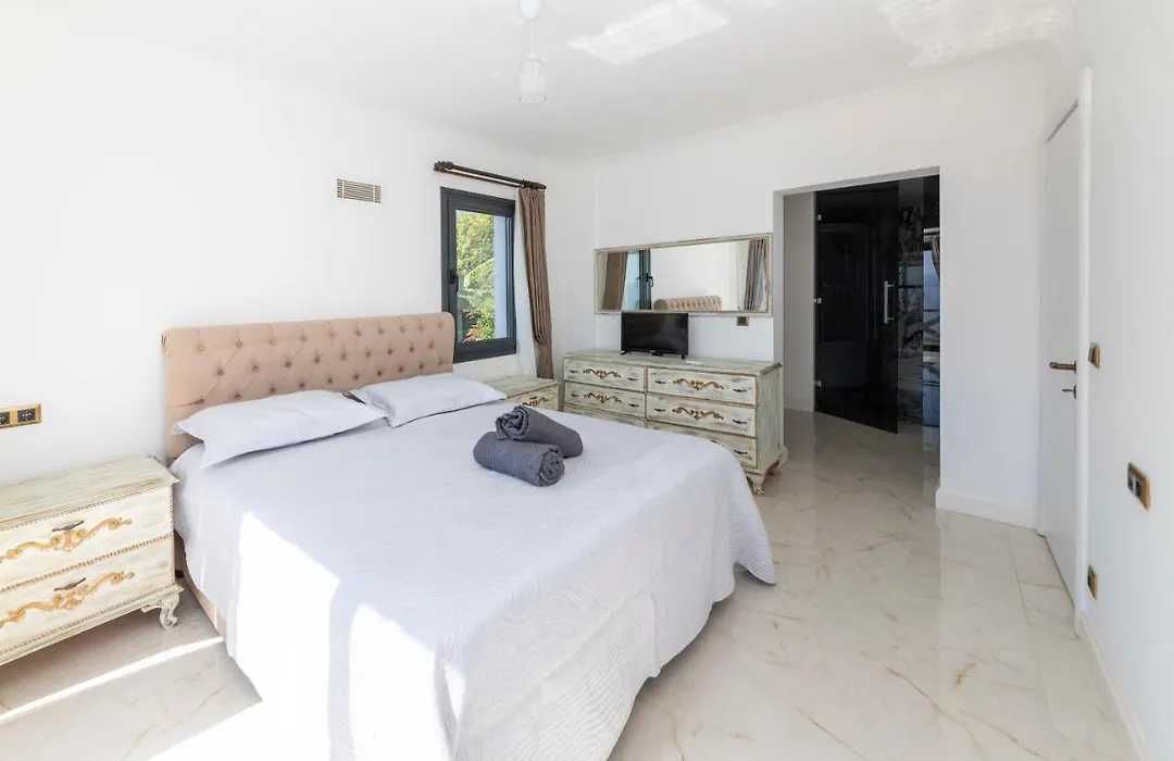 Splendid Villa With Private Pool And Jacuzzi Near Beach In Bodrum-1