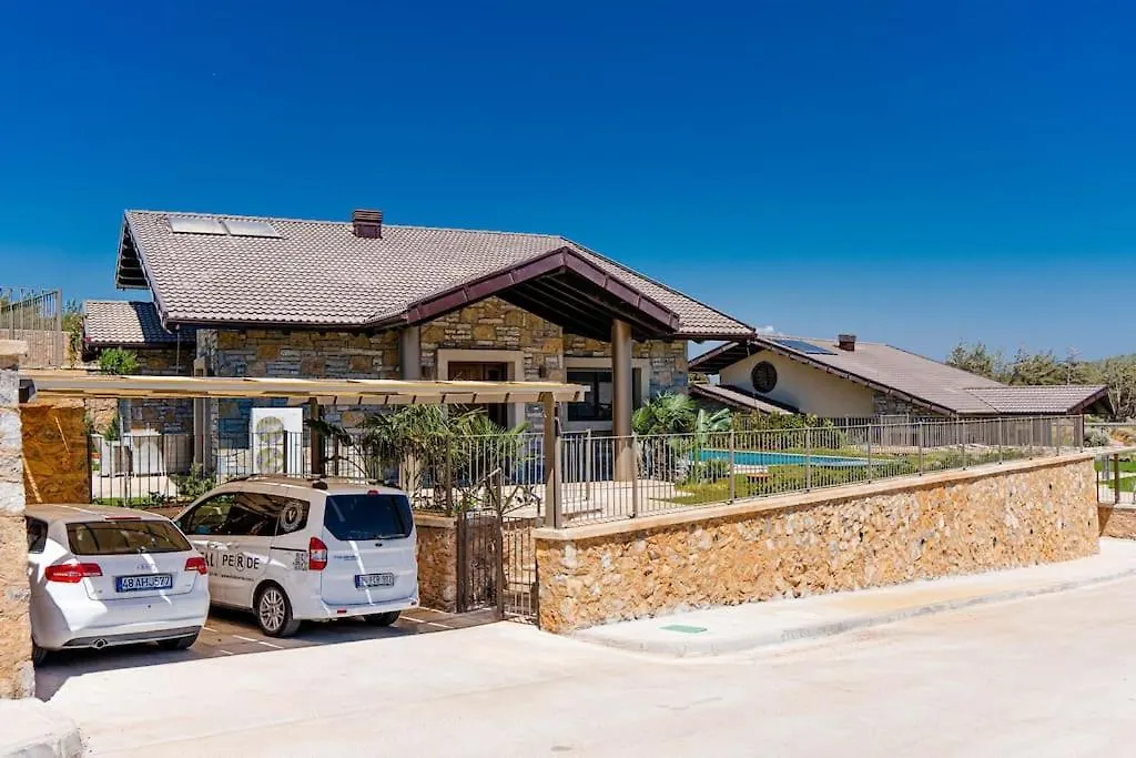 Enjoy Playing Golf, Stay Where Luxury Meets Peace.-1
