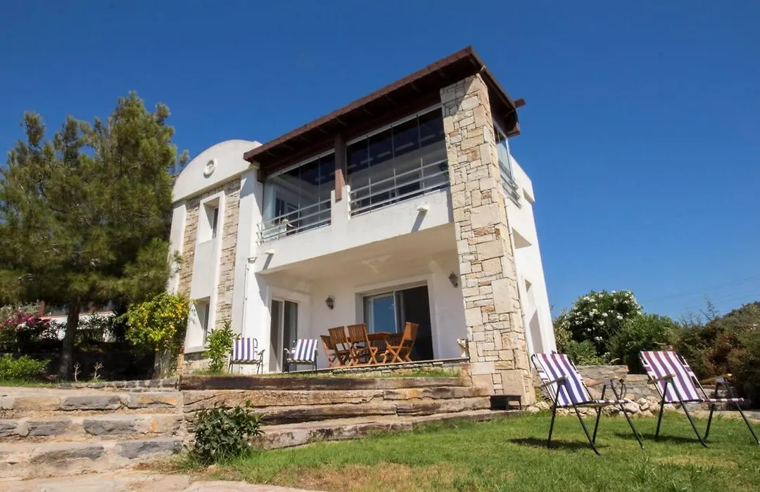 2 Bedroom House With A Fantastic View Of Gmlk-1