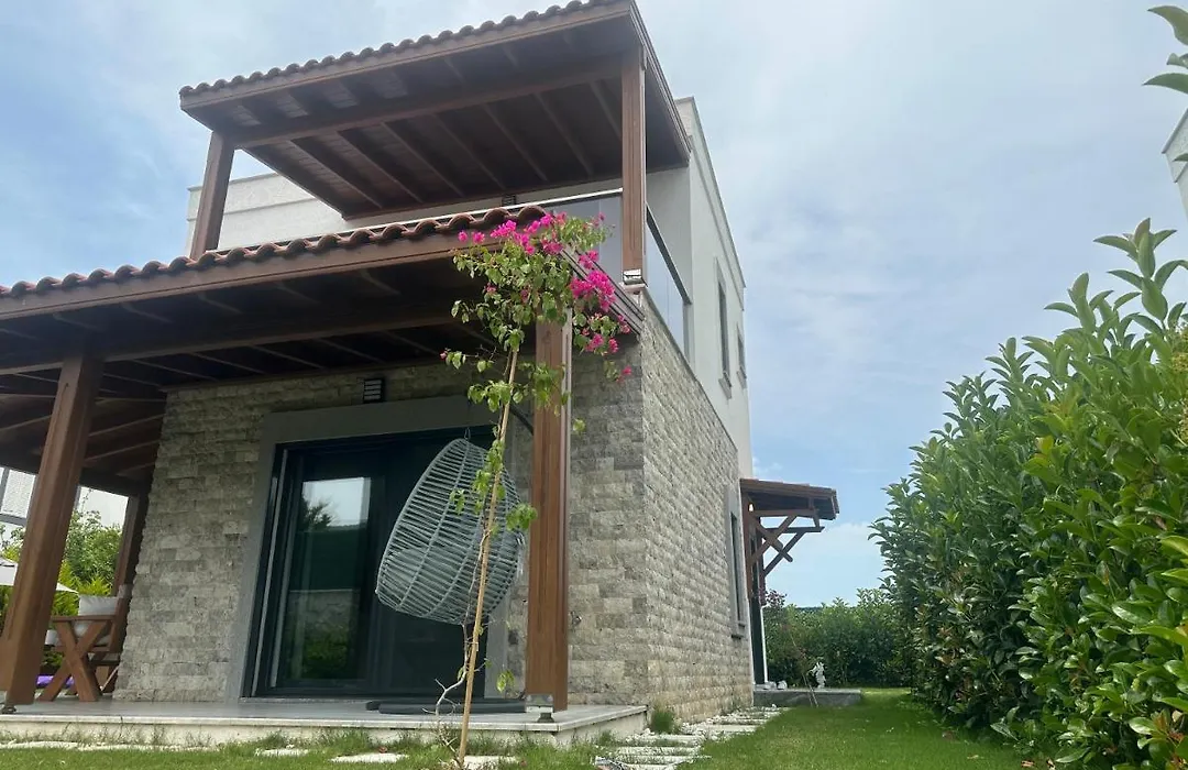 Bodrum Guemuesluekte Havuzlu-Bahceli-3 Yatak Odali Muestakil Villa-1
