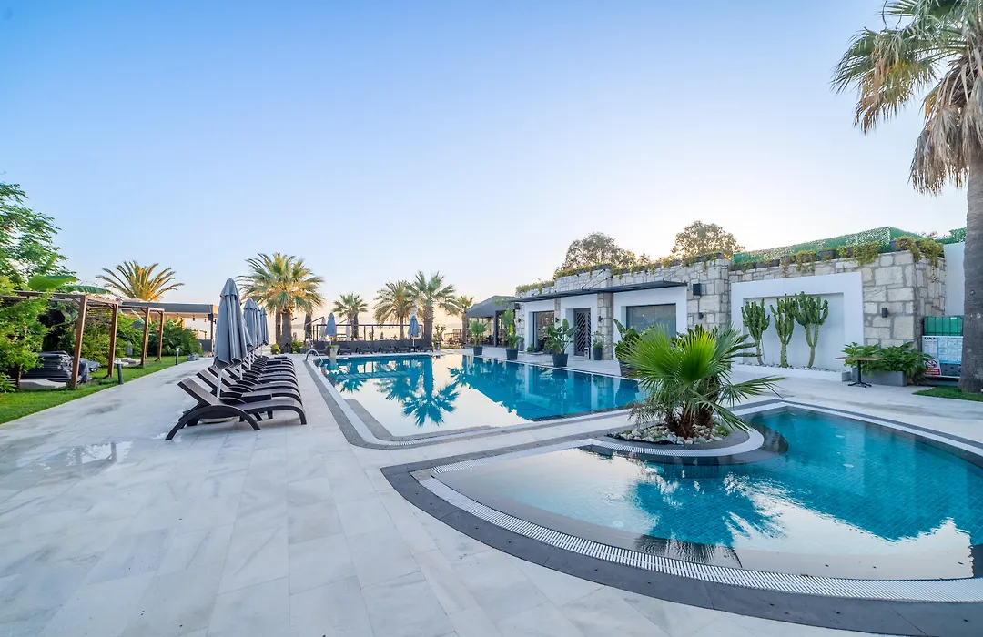 Moyo Luxury Hotel & Beach-1