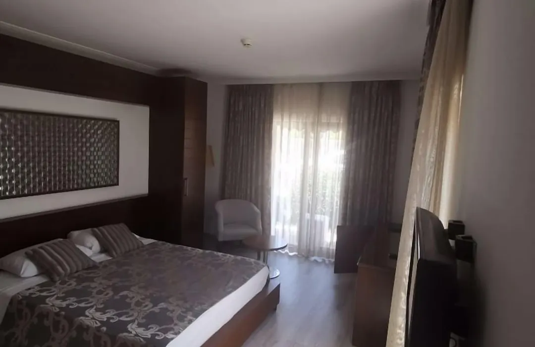 Small Beach Hotel-1