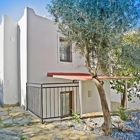 Central And Comfortable Apartment With Shared Pool Near Beach In Bodrum-3