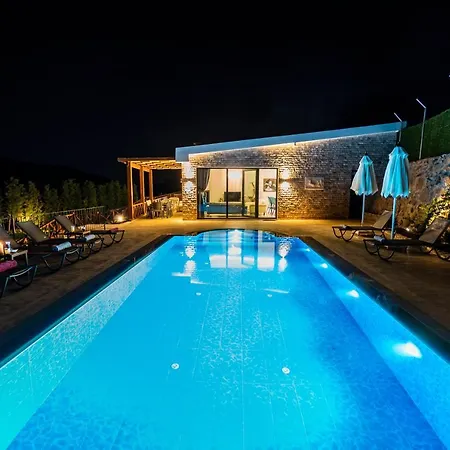 Oezel Havuzlu Ve Jakuzili Ultra Lueks Villa-3