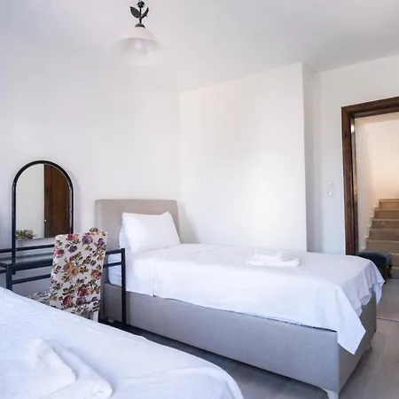 Astonishing Villa With Pool Near Tilkicik Bay-3