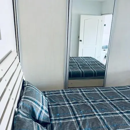 Gorgeous Flat With A Private Bay-3