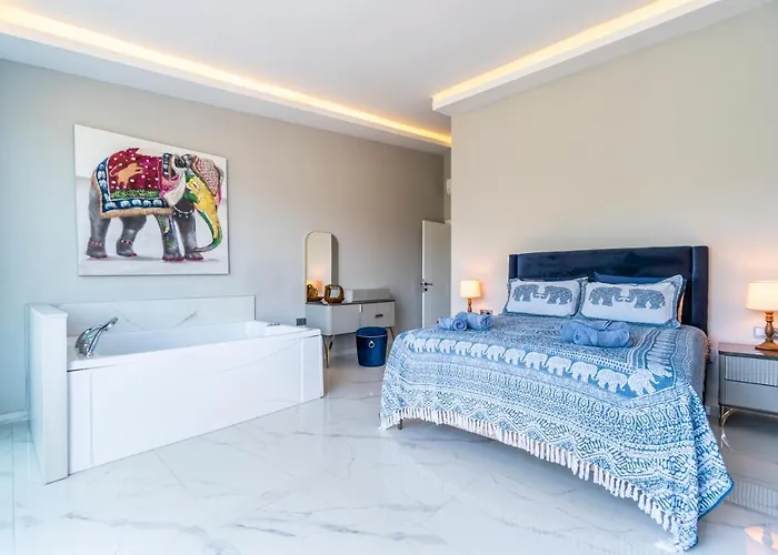Ozel Havuzlu Ve Jakuzili Ultra Luks Villa Bodrum avec Piscine